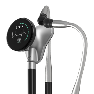רופא משתמש במכשיר סטטוסקופ דיגיטלי Eko CORE 500 להצגת אק"ג ודופק בזמן אמת